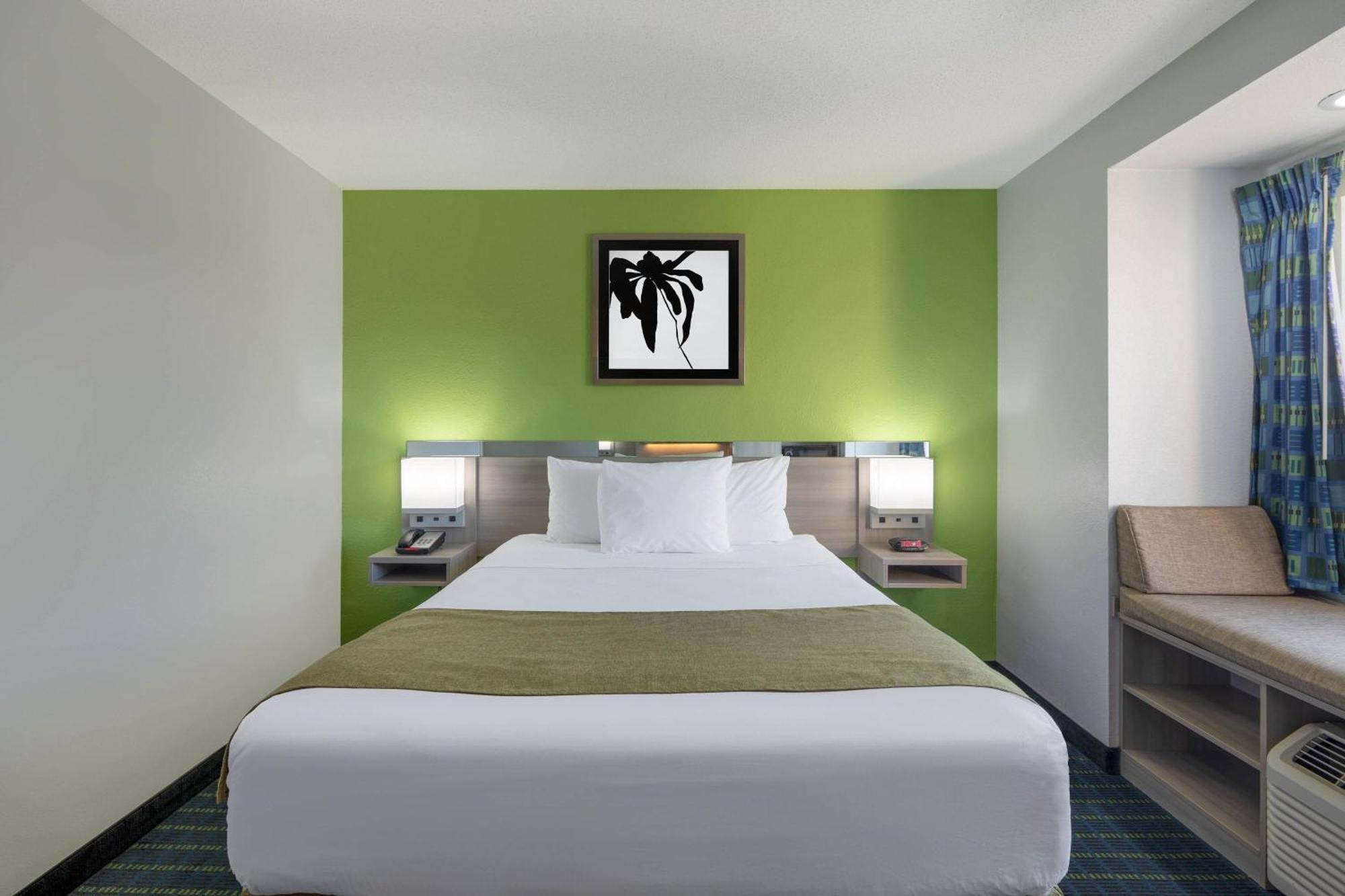 Microtel Inn By Wyndham Lake Norman Cornelius Exterior photo